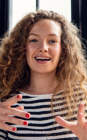 wesola-kaukaska-kobieta-patrzac-na-kamere-usmiechajac-sie-i-rozmawiajac-podczas-wideokonferencji-w-domu-koncepcja-spotkania-na-odleglosc